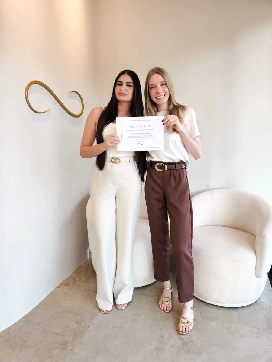 Aluna recebendo o certificado
