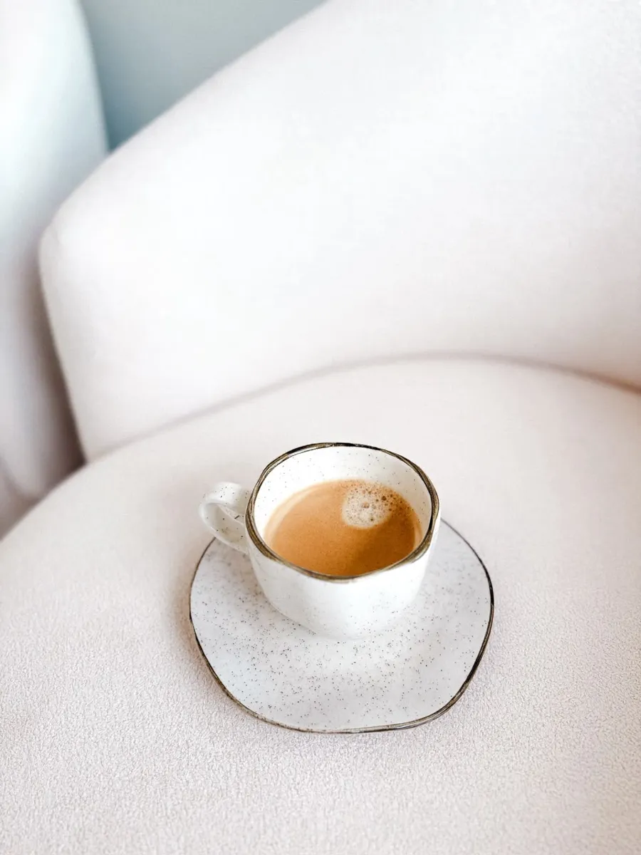 Café na poltrona do studio